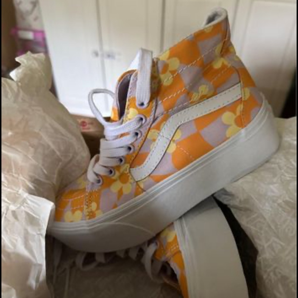 size 6 daisy vans!
